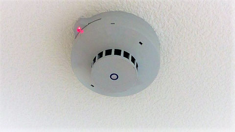 感知器中央の青い◎が蓄積型煙感知器の目印
