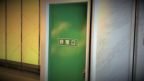 緑色で塗られた神戸市の防火戸くぐり戸