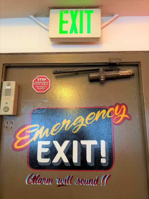 アメリカの誘導灯“EXIT”は何色が正解か｜大阪市｜消防設備｜誘導