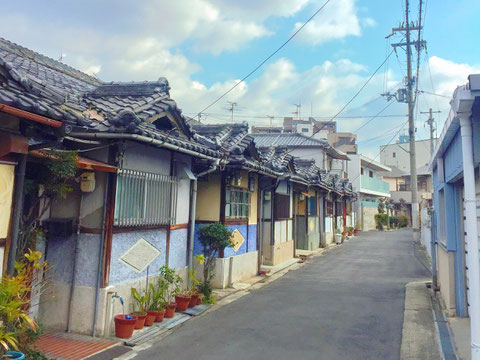 電柱などから電力需要家に引き込まれる電線