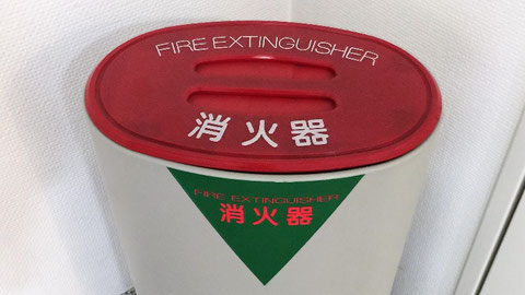 Fire extinguisherと表記された消火器ボックス