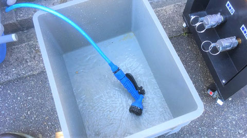 送水口付近の散水栓から水をコンテナへ給水