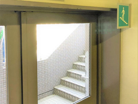 階段の標識と屋内階段