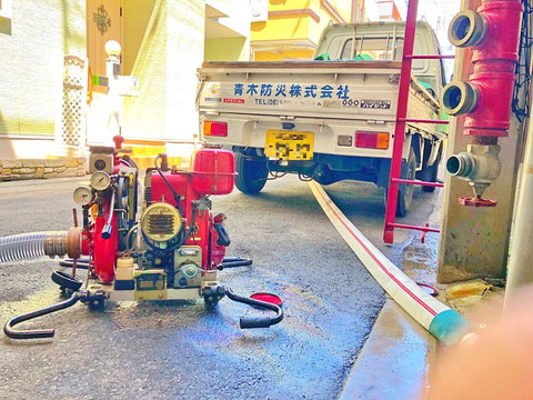 動力消防ポンプ置き場で遊ぶ動物