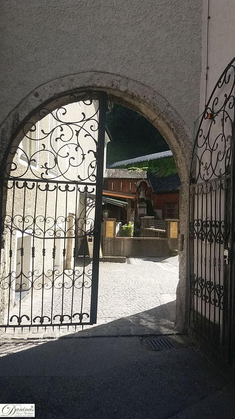 Salzburg - Eingang zum Friedhof St. Peter und Mühle der Stiftsbäckerei