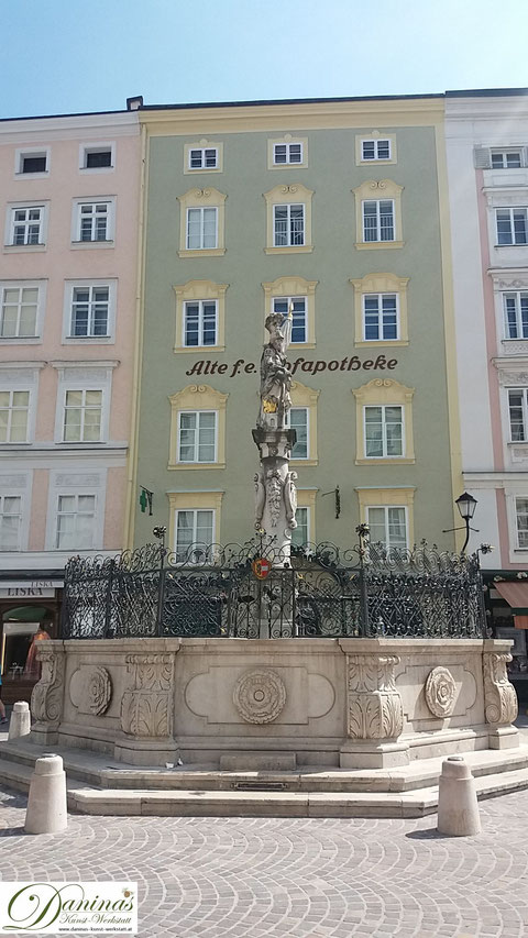 Salzburg, Florianibrunnen am Alten Markt und fürsterzbischöfliche Hofapotheke