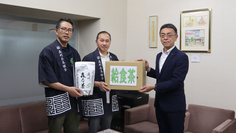 給食茶の贈呈の画像