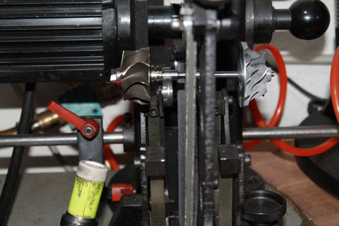 Turbolader-Achsen. Auswuchtmaschine