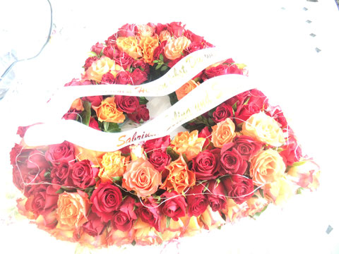 Trauerherz mit Rosen Rosen Rosen und Trauerschleife