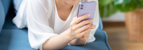 スマートフォンで予約している人の画像