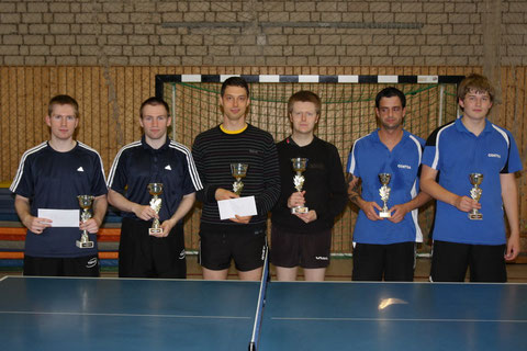 von links: 2. Platz TTC 1990 Gröningen I (Julian Giese, Jens Giese), 1. Platz ESV Lok. Beucha (Niels Haase, Matthias Bormann), 3. Platz Gröningen II (Dennis Becker, Michael Mallin)