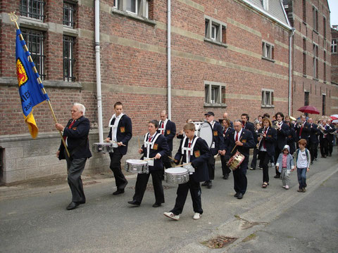 Longeant le château du village, la fanfare se rend vers la Chapelle de la Drève pour célébrer sa consécration. Juillet 2007.