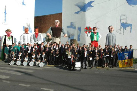 La Fanfare Royale l'Union d'Ollignies réunie devant les géants lessinois: Solidacar - 16 octobre 2005