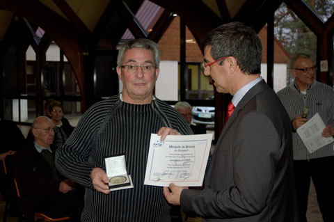 Remise de la médaille FFTA à Jean-Pierre Le Lamer