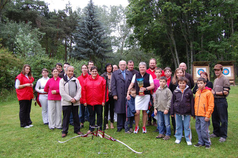 Le trophée sur le nouveau terrain extérieur de Neuville, sous une superbe pluie d'orage !