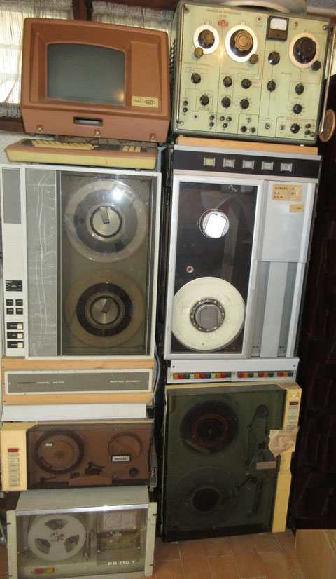 vintage computer, tape drive driver, storage unit, Ordinateur ancien, enrouleur de bandes. kennedy model 9217B