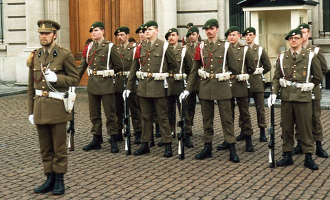 Gruppe Müller vor dem königlichen Palast