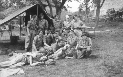 Gruppenfoto vor dem Küchezelt in Lavaux 1953