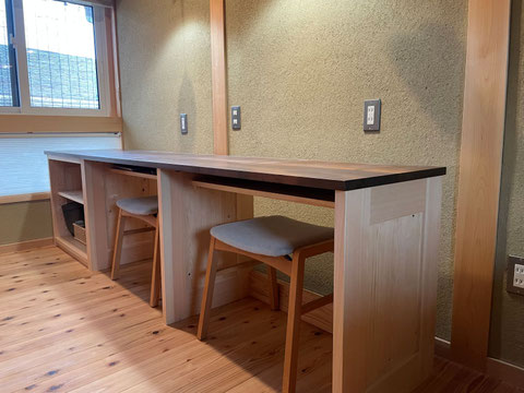 書斎の机。普段は壁につけて使用していますが、建物から独立した家具としています。