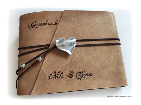 Gästebuch zur Hochzeit, Softcover Ledereinband, Langstichheftung, umlaufender Buchverschhluss mit großem Herzanhänger, individuelle Beschriftung.