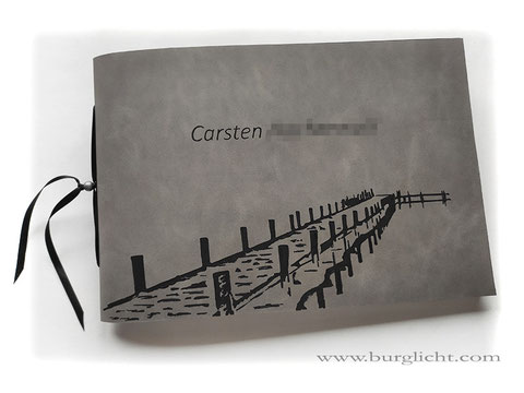Kondolenzbuch mit individueller Covergestaltung, A4 Querformat, 32 Blatt 200g-Papier naturweiß, Softcover-Ledereinband mit Einstichbindung, Kalbsleder grau, Druck im Buch.