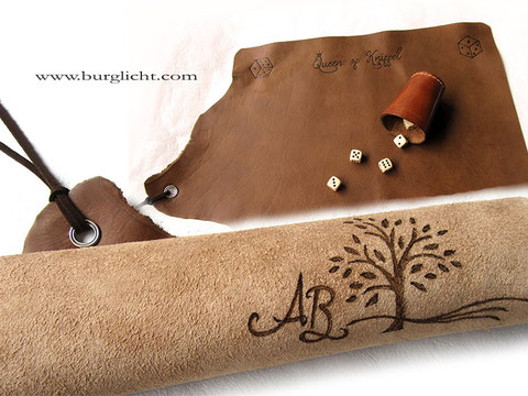 Personalisierte Würfelmatte "Queen of Kniffel" Lederzuschnitt mit Öse und Lederband zum Zusammenrollen und Binden, Geschenkidee aus Leder, personalisiertes Geschenk aus Leder.
