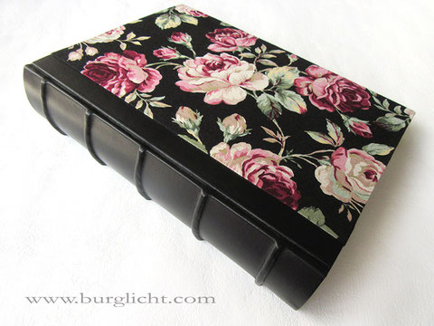 Fotoalbum, Buchrücken Leder schwarz mit falschen Bünden, Baumwoll-Leinen-Stoff mit Rosen.
