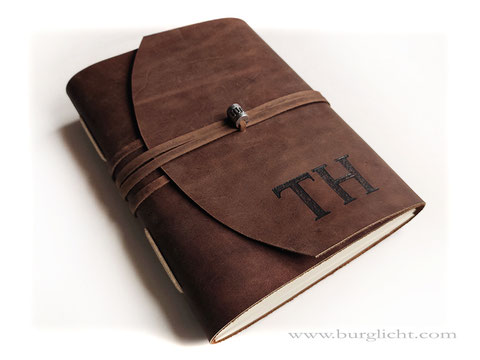 A5 Lederbuch, Tagebuch, Softcover mit Überschlag und umlaufenden Lederband als Buchverschluss, Kalbsleder onion-brown, Langstichheftung hellbeige, Branding Initialen 3cm hoch, Künstlerpapier 160g/m² hellcreme.