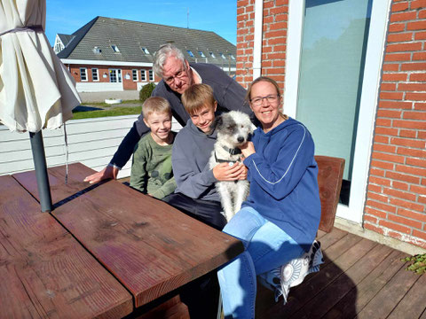 Spotty hat seine neue Familie in Nordhorn vom ersten Moment an um die Pfoten gewickelt.
