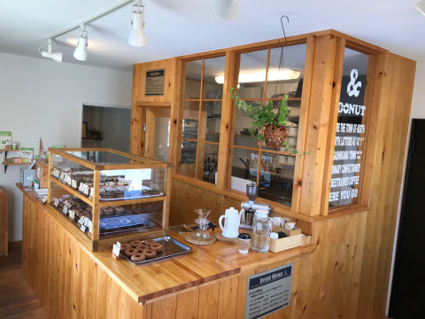 北海道東川町のおいしいドーナツ屋、&DONUT アンドドーナツは全粒粉、豆腐、豆乳、三温糖、ココナッツオイル、新鮮素材を使用。トランス脂肪酸フリーで揚げ、甘さ控えめで体にやさしい。どなたでも安心して召し上がれます。