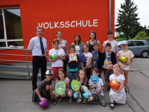 So sehen unsere glücklichen Gewinner des diesjährigen Raiffeisen-Malwettbewerbs aus. In jeder Klasse gibt es drei Gewinner. Die anderen Kinder erhielten ebenfalls einen kleinen Preis, da alle eifrig mitgemacht hatten!