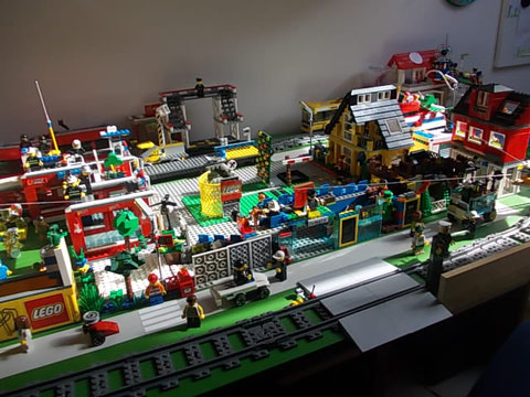 Il quartiere centrale di Lego City Train nel 2012. Piazza Grande è adibita a stadio di Atletica date le sue monumentali dimensioni. Alla sua sinistra sorge la pista di pattinaggio su ghiaccio. E' possibile vedere anche le linee aeree della volovia
