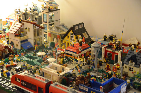 Il centro di Lego City Train nel 2019 con Piazza Grande e Piazza Minore. Sullo sfondo il quartiere di Stato