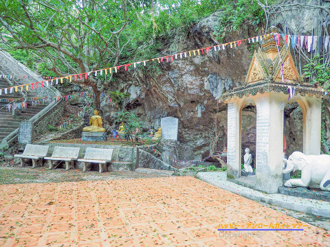 トム洞窟祠