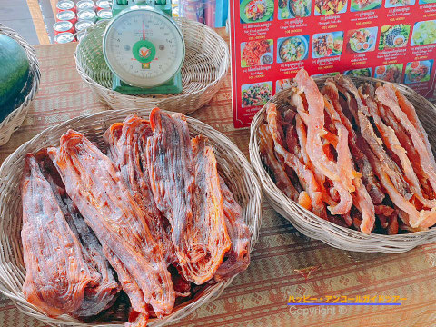 トンレサップ湖でワニ肉と蛇肉お店