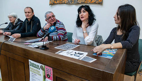 Desde la izda, Nieves Oteiza Goñi, grupo Zarrapastra; Regino Etxabe, concejal de Cultura; Pedro Echávarri de Kilkarrak; y María José Cuenca Aguas y Pepa Santamaría Ulecia, ambas del grupo Varkenbilt (Foto: Montxo A.G.)