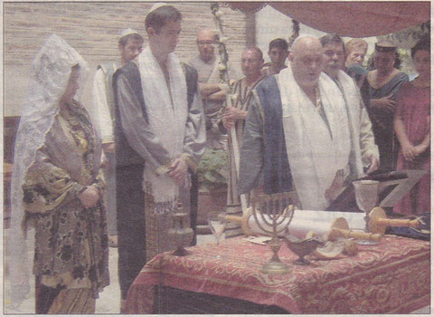 Un momento de la ceremonia presidida por el rabino Tomás Gómez Vázquez. (Foto: Cristina Solano)