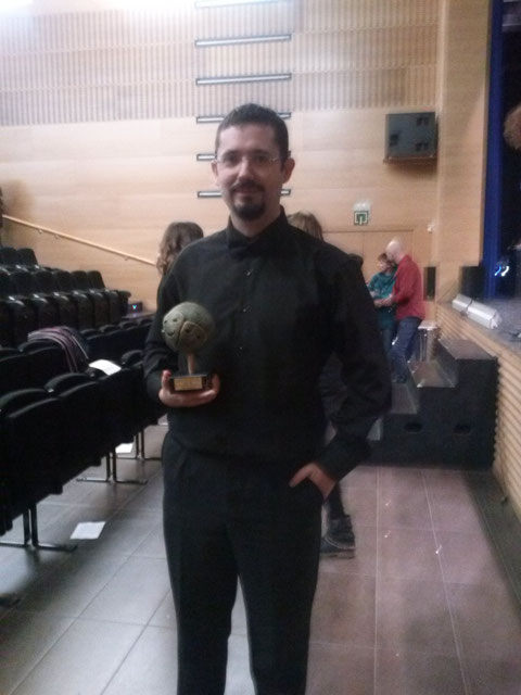 Nuestro compañero Javi con el "Fede" que recibió durante la gala