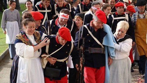 Los carlistas heridos en un ataque, atendidos por las vecinas. (R.USÚA)