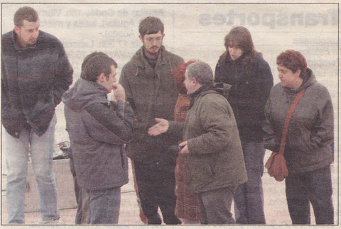 Pedro Echávarri, de espaldas, conversa con los actores de Kilkarrak. (Foto: Diego Echeverría)