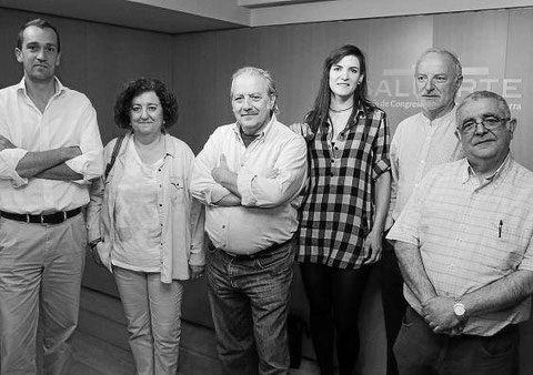 Representantes de Baluarte y de las compañías participantes en el ciclo de teatro amateur. (Foto: Javier Bergasa)