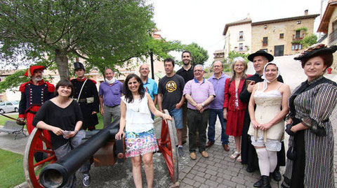 Actores, representantes municipales y de las diversas entidades que colaboran con el proyecto, posando ayer en Lácar junto a un cañón que se utilizará en la recreación. (R. USÚA)