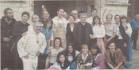 Los actores de Kilkarrak, que se encargaron de mostrar de una manera diferente el Monasterio de Iranzu, rodean al escritor Bernardo Atxaga. (Foto: Cedida a Diario de Navarra)