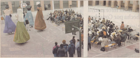 Imagen del ensayo general que tuvo lugar el pasado sábado por la tarde en el patio de Lizarra Ikastola de Estella. Los diferentes grupos del montaje contemplan la salida de los gigantes. (Foto: Diego Echeverría)