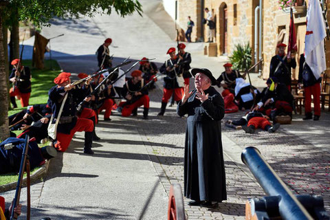 El sacerdote, interpretado por Pedro Echávarri, implora al cielo para que cese el fuego de las armas (Foto: Ander Luquin)