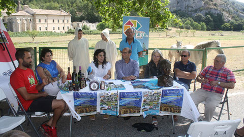 Algunos de los organizadores de las ecoexperiencias junto al monasterio de Iranzu.