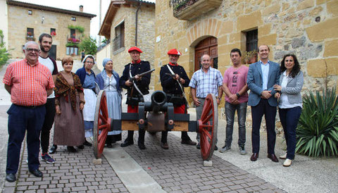 Representantes de Tierras de Iranzu y del valle de Yerri con algunos de los vecinos que saldrán a escena el sábado 23 de junio. (Foto: Susana Esparza)