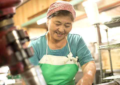 はるちゃん天ぷら「すり身」作業の様子