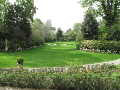 Un objet, près de la haie, dans le jardin de l'ambassade (A. Tricon)