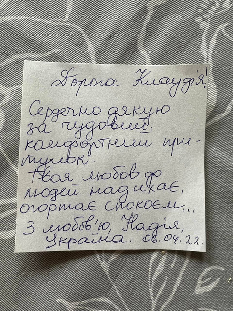 Ukrainisch übersetzt durch die Tochter: Ich bedanke mich herzlich für den wunderbaren Unterkunft. Die Liebe die man dort spürt inspiriert und beruhigt. Liebe Grüße Nadja 6.4.22
